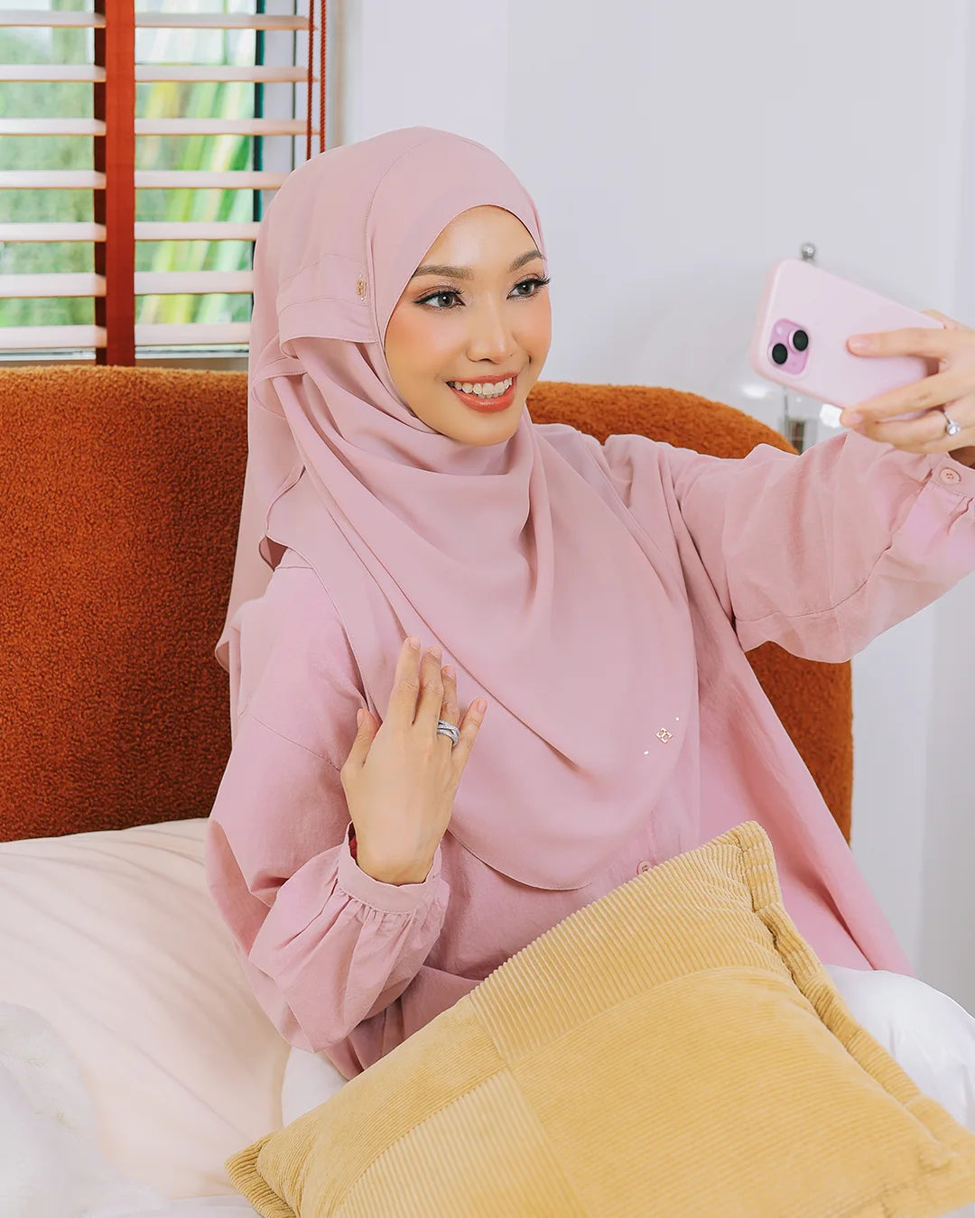 JOYLY-SO in ROSY BLUSH