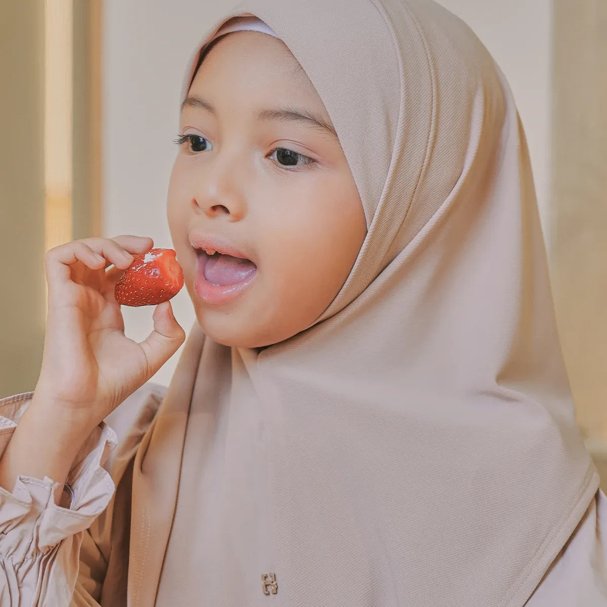 SO-LEXIE LITTLE GIRL in TAUPE MIST