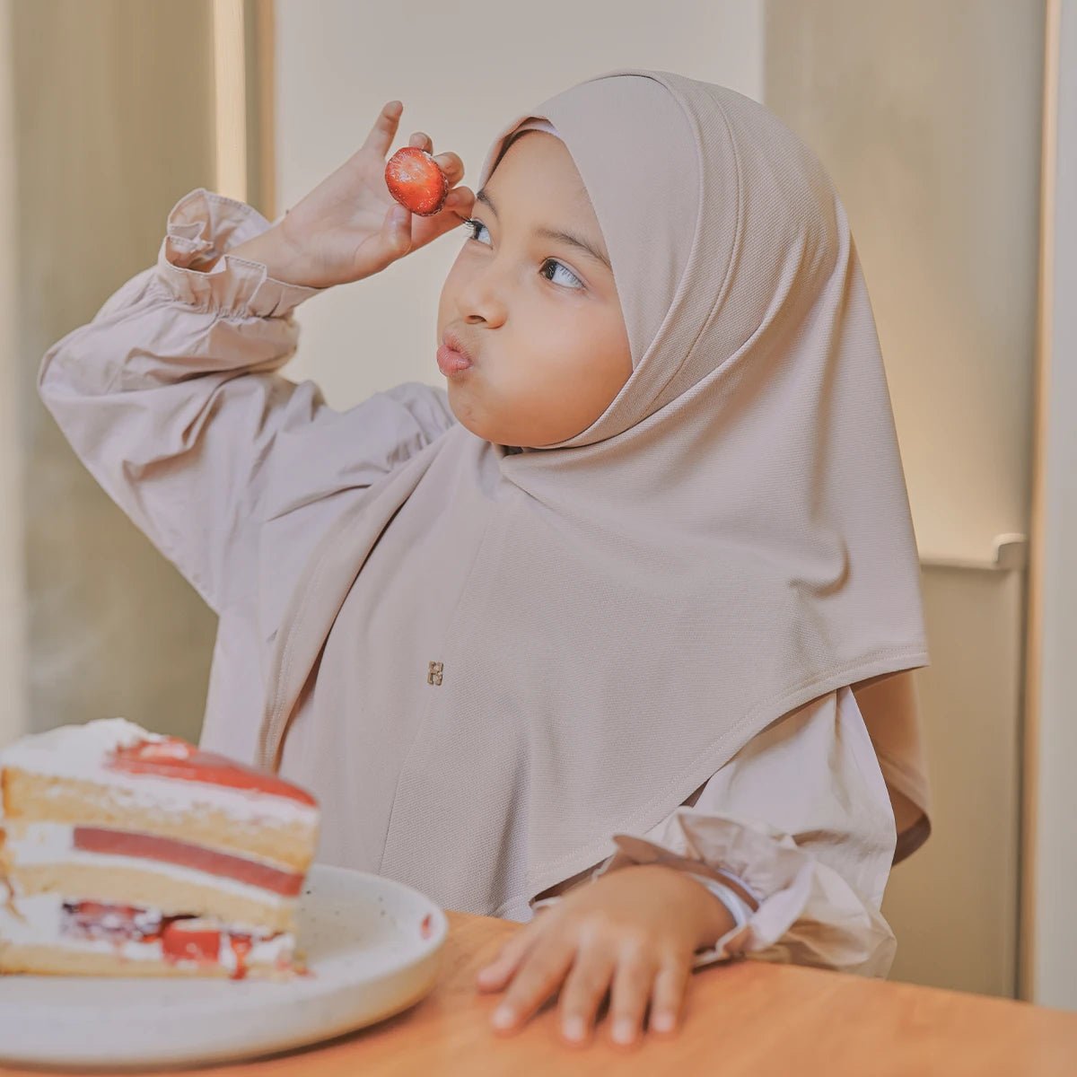 SO-LEXIE LITTLE GIRL in TAUPE MIST