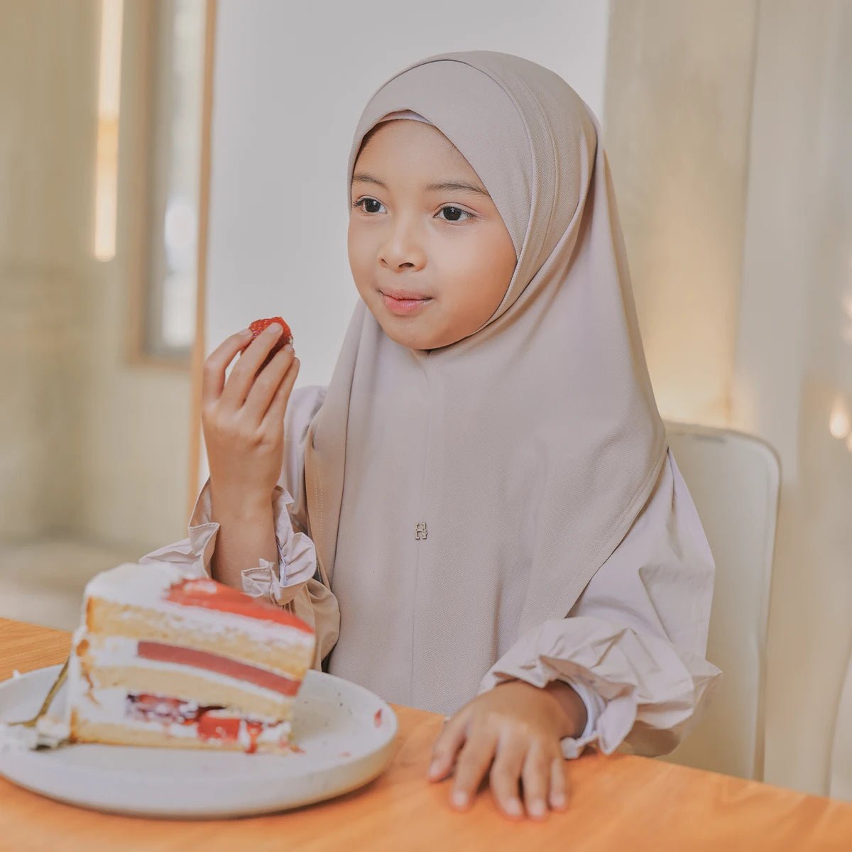 SO-LEXIE LITTLE GIRL in TAUPE MIST