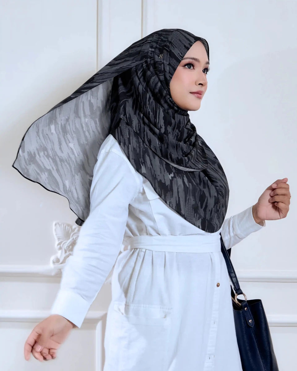 TINSELLY-SO BASIC ARUS in BLACK