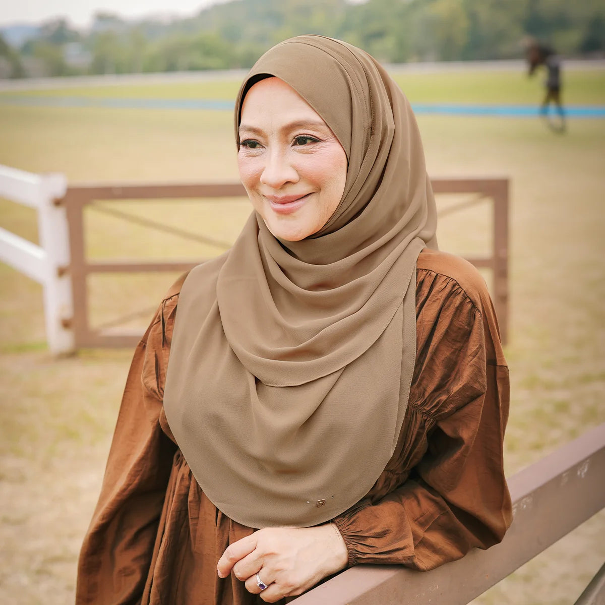 TINSELLY-SO INSTANT in LIGHT MOCHA
