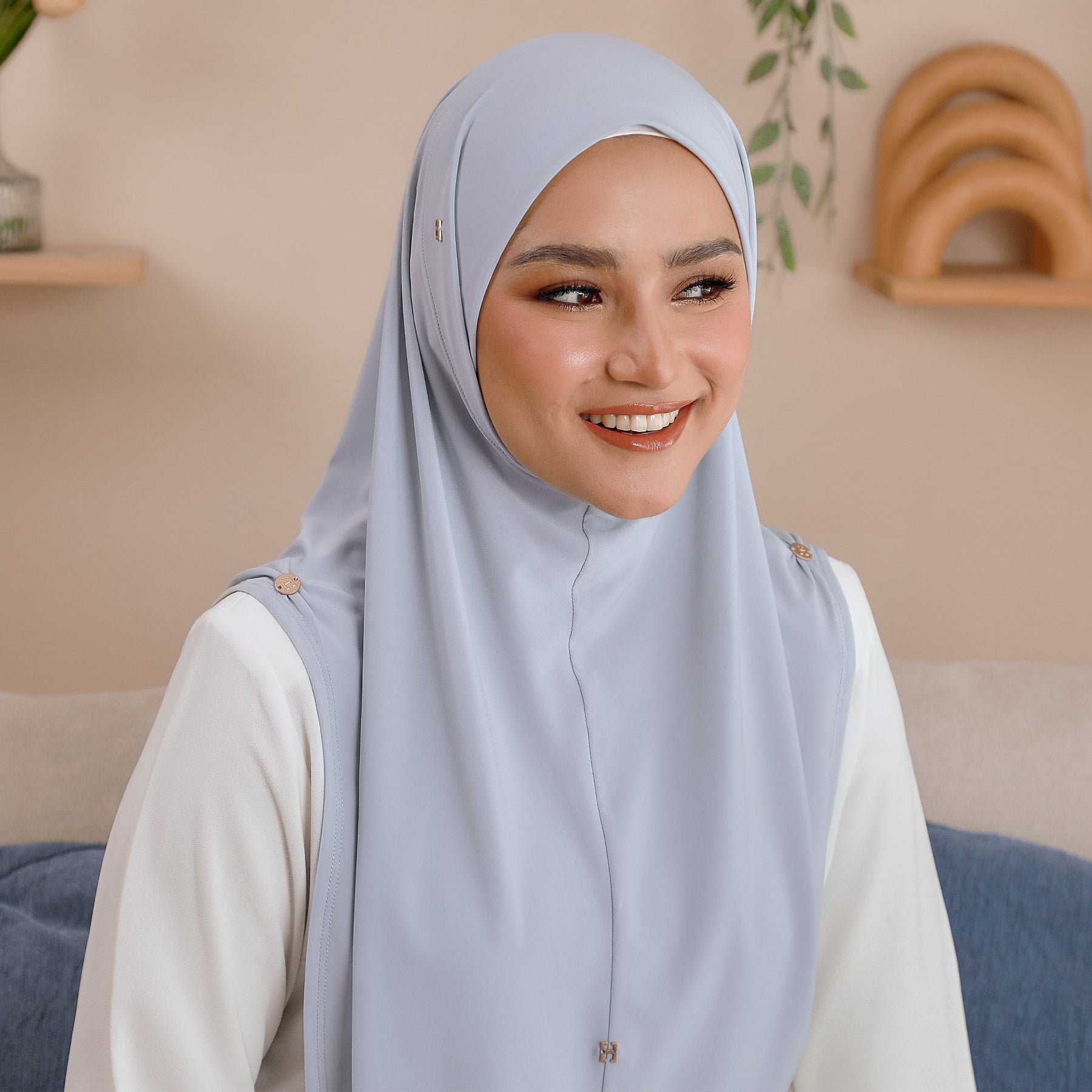SO-ESSENA in HINTING BLUE