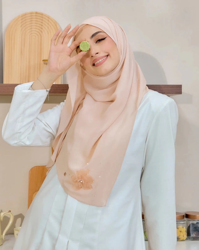 SWEETLY-SO LUXE HANAMEERAN in PEACH CREAM