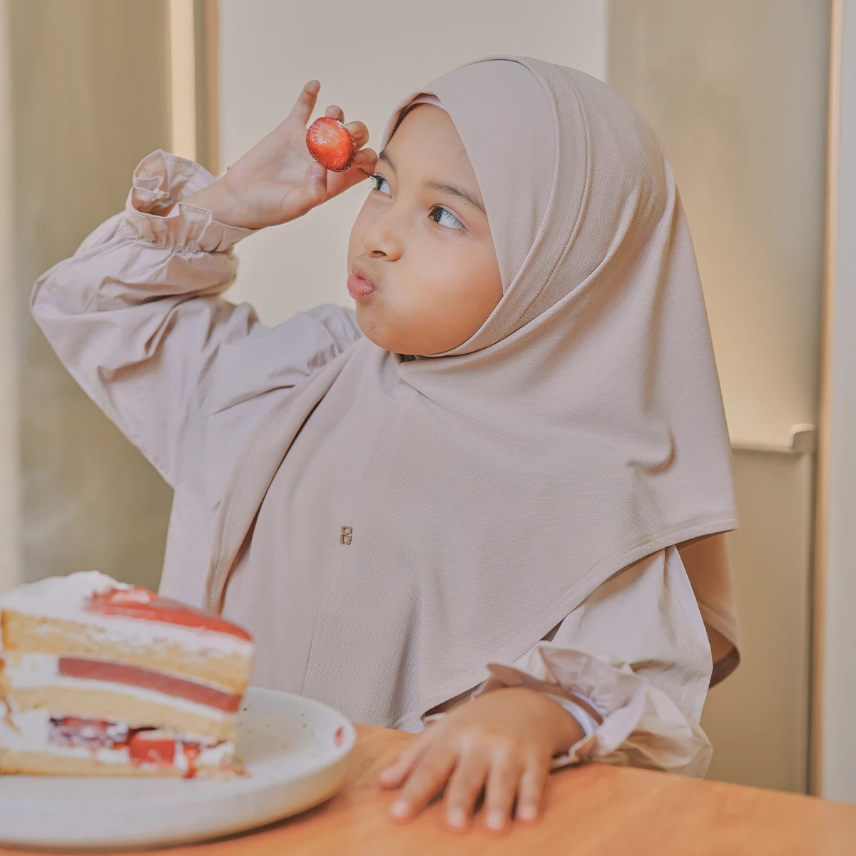 SO-LEXIE LITTLE GIRL in TAUPE MIST