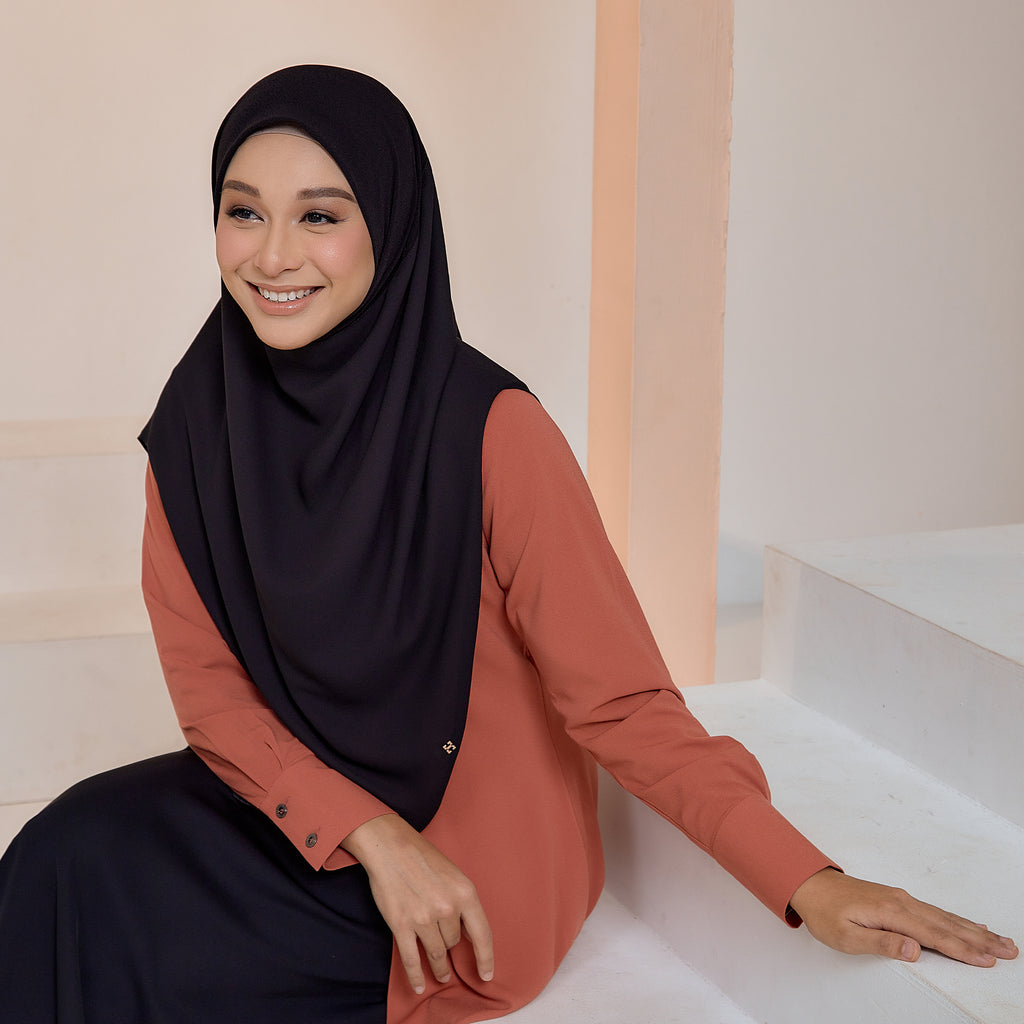 GRACEFULLY-SO PLAIN in BLACK