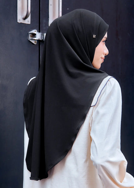 SO-YOUNG in BLACK
