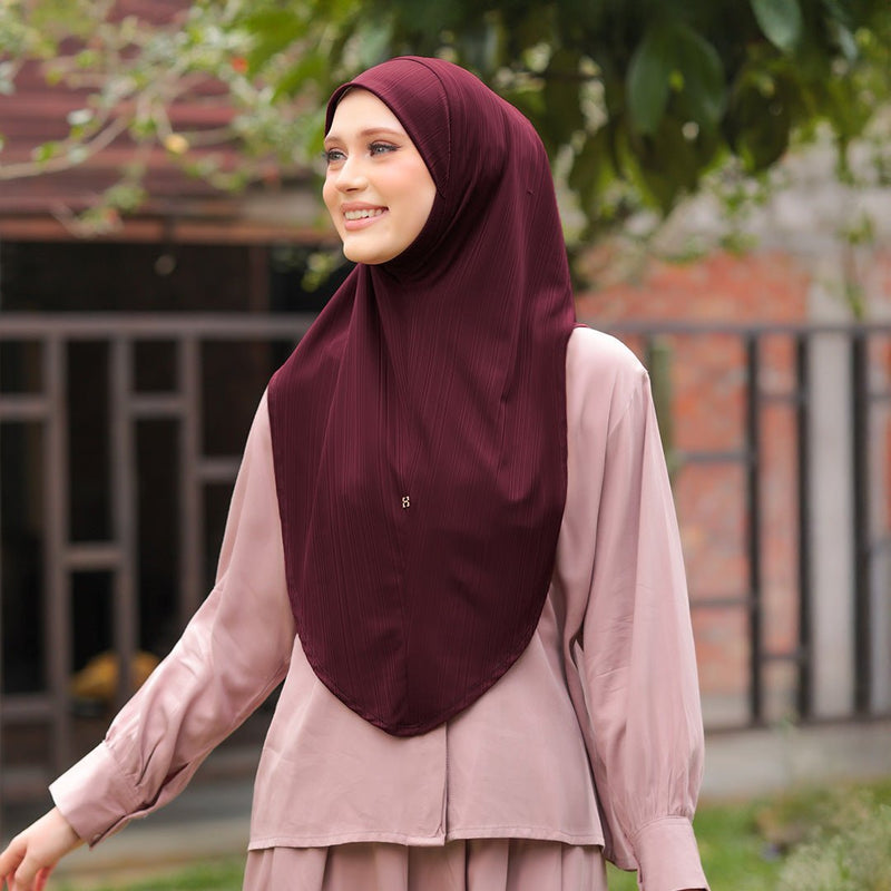 SO-HELENA in CRIMSON