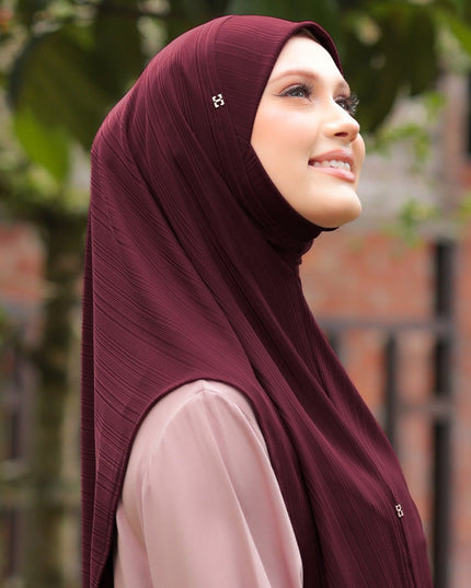 SO-HELENA in CRIMSON