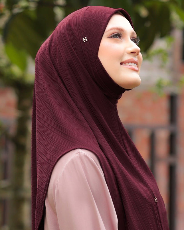 SO-HELENA in CRIMSON