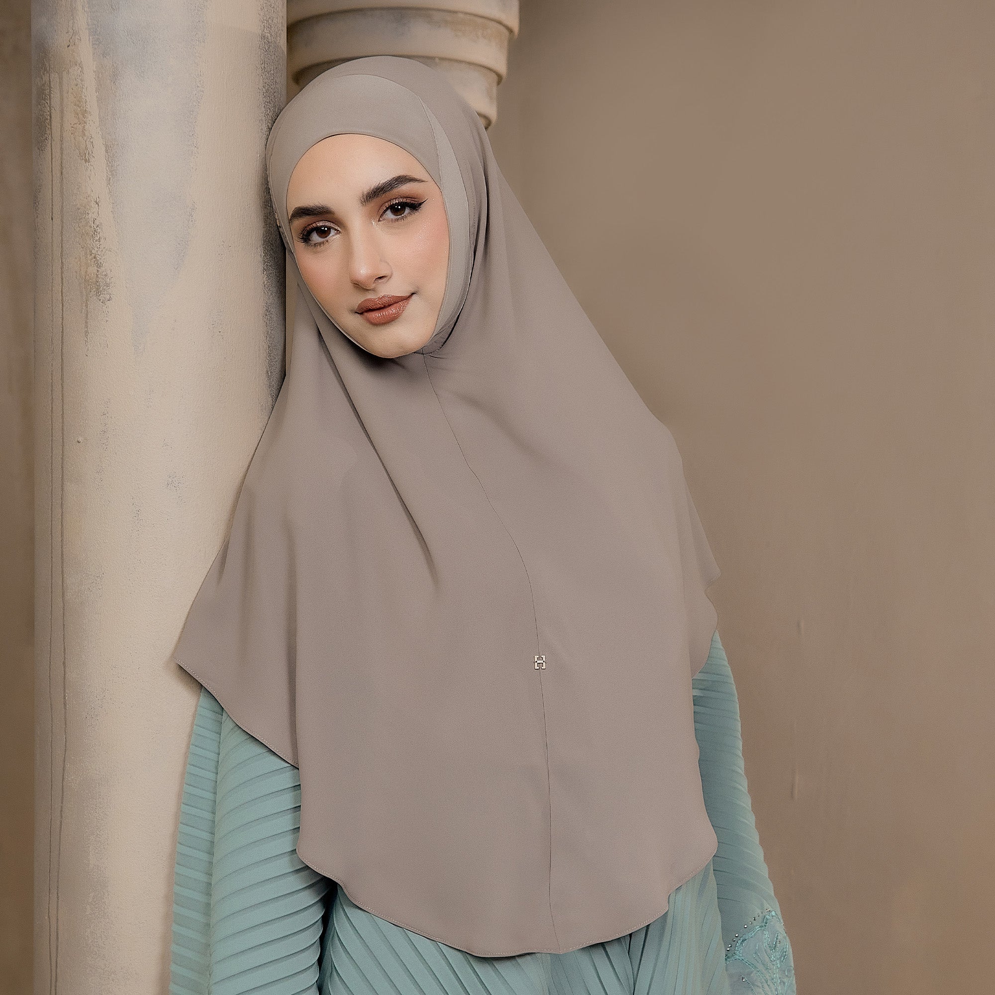 IMANLY-SO in EARTH BEIGE