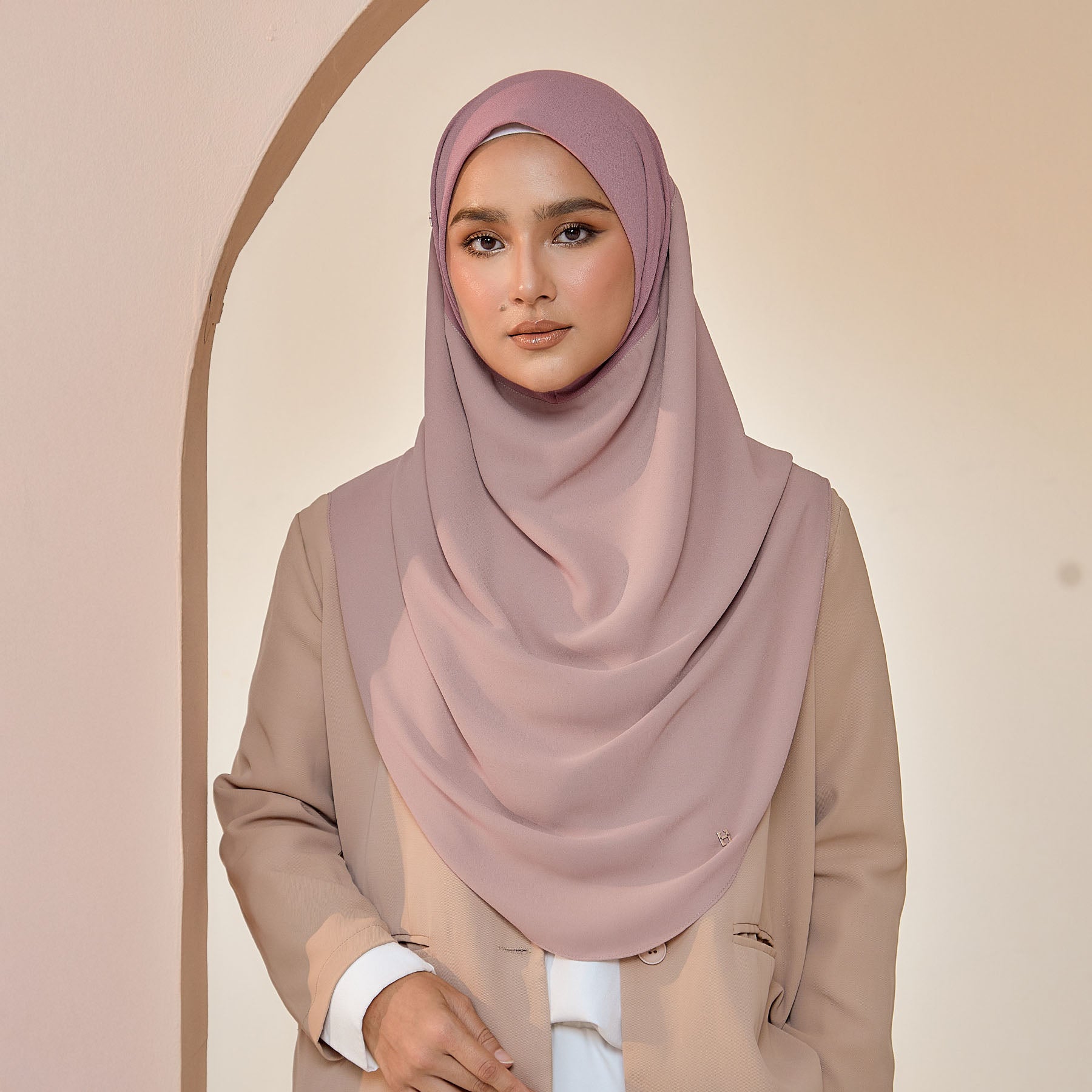 GRACEFULLY-SO PLAIN in CHIC PEACH