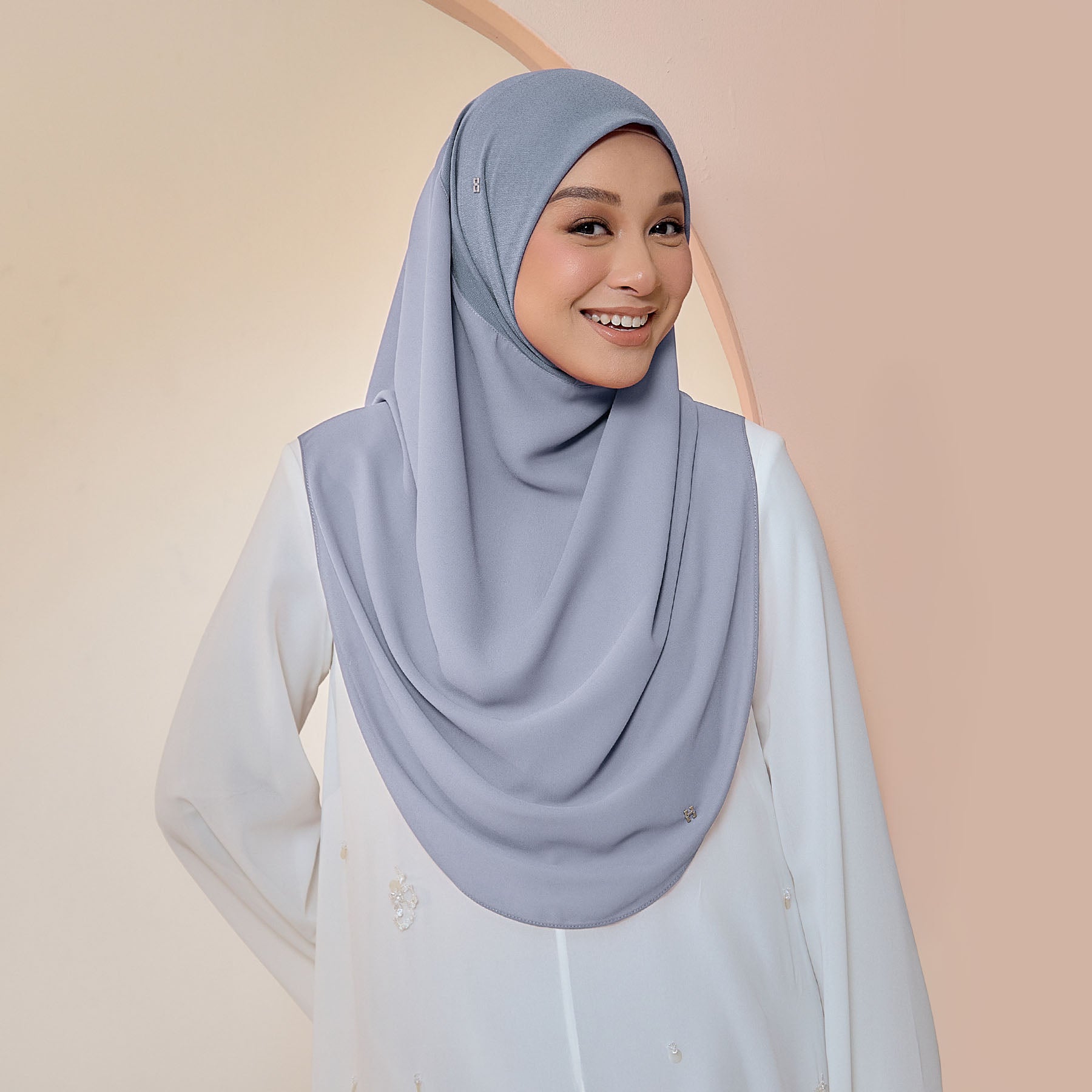 GRACEFULLY-SO PLAIN in MISTY BLUE